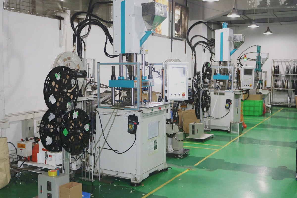 Vertical injection molding machine